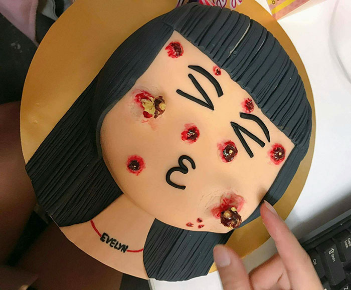 Esta tarta tiene espinillas que puedes reventar, y no podemos dejar de mirar aunque queramos