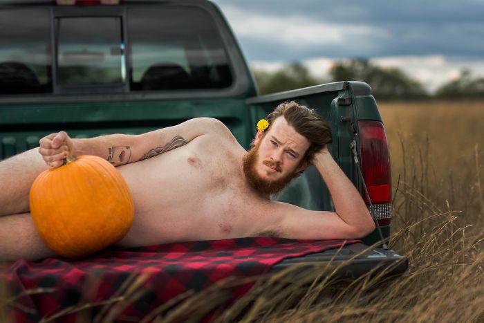 This Husband Did A Pumpkin-Themed Dudeoir Shoot For His Wife, And The Result Will Make Your Heart Beat Faster This Husband Did A Pumpkin-Themed Dudeoir Shoot For His Wife, And The Result Will Make Your Heart Beat Faster