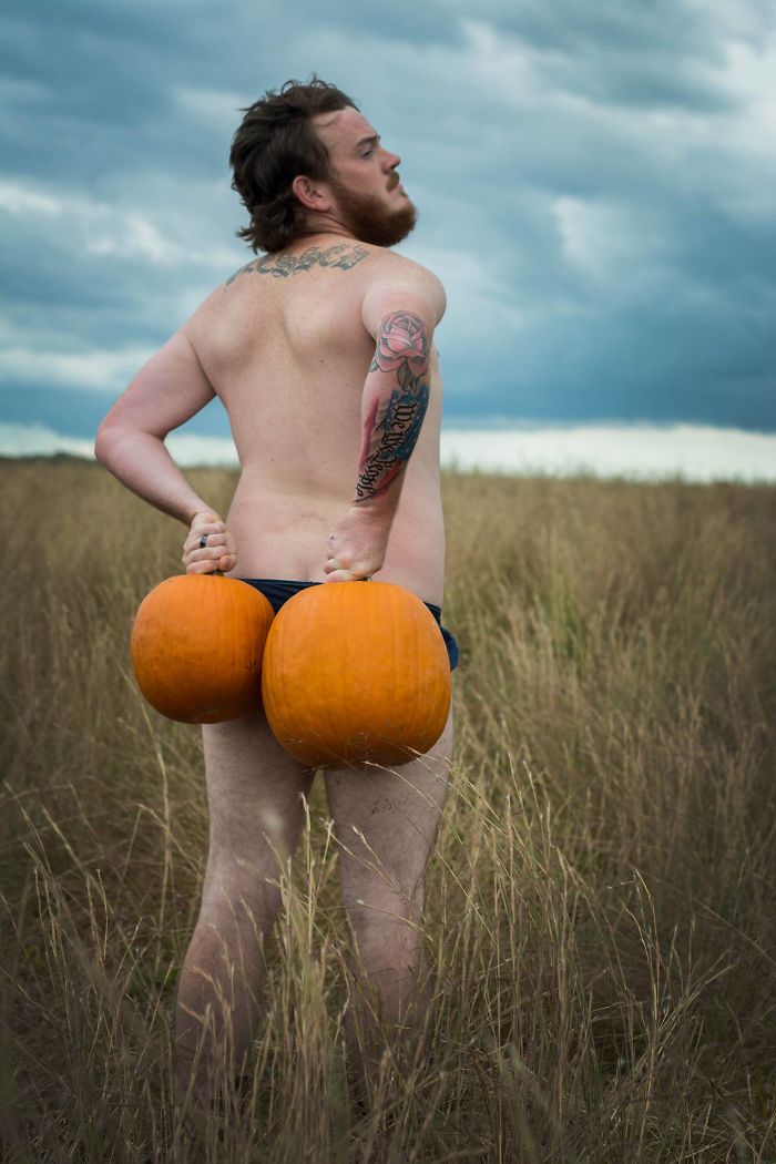 This Husband Did A Pumpkin-Themed Dudeoir Shoot For His Wife, And The Result Will Make Your Heart Beat Faster This Husband Did A Pumpkin-Themed Dudeoir Shoot For His Wife, And The Result Will Make Your Heart Beat Faster
