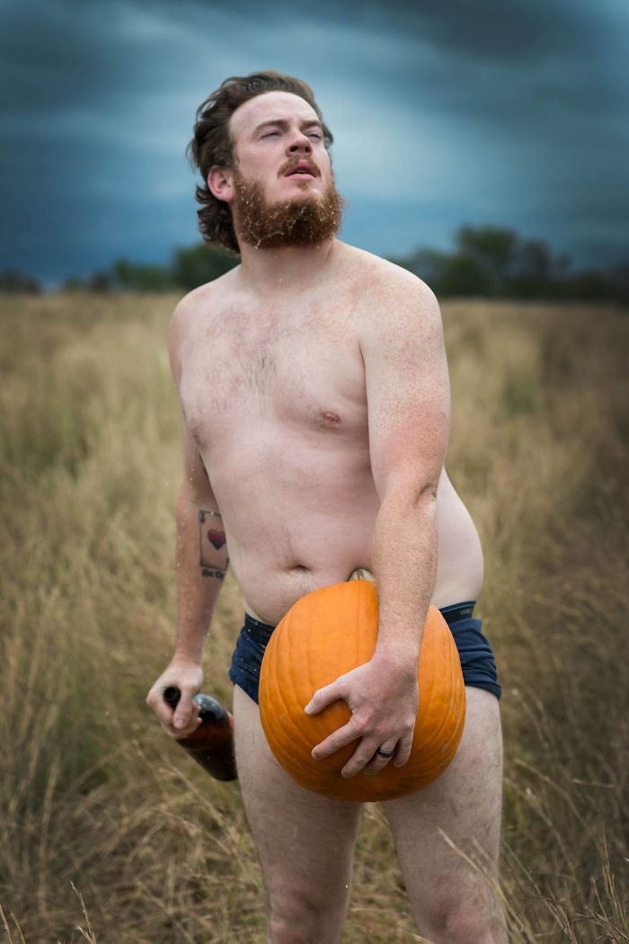 This Husband Did A Pumpkin-Themed Dudeoir Shoot For His Wife, And The Result Will Make Your Heart Beat Faster This Husband Did A Pumpkin-Themed Dudeoir Shoot For His Wife, And The Result Will Make Your Heart Beat Faster