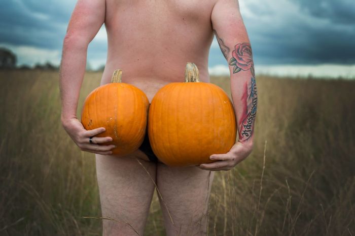 This Husband Did A Pumpkin-Themed Dudeoir Shoot For His Wife, And The Result Will Make Your Heart Beat Faster This Husband Did A Pumpkin-Themed Dudeoir Shoot For His Wife, And The Result Will Make Your Heart Beat Faster