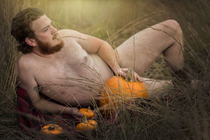 This Husband Did A Pumpkin-Themed Dudeoir Shoot For His Wife, And The Result Will Make Your Heart Beat Faster This Husband Did A Pumpkin-Themed Dudeoir Shoot For His Wife, And The Result Will Make Your Heart Beat Faster