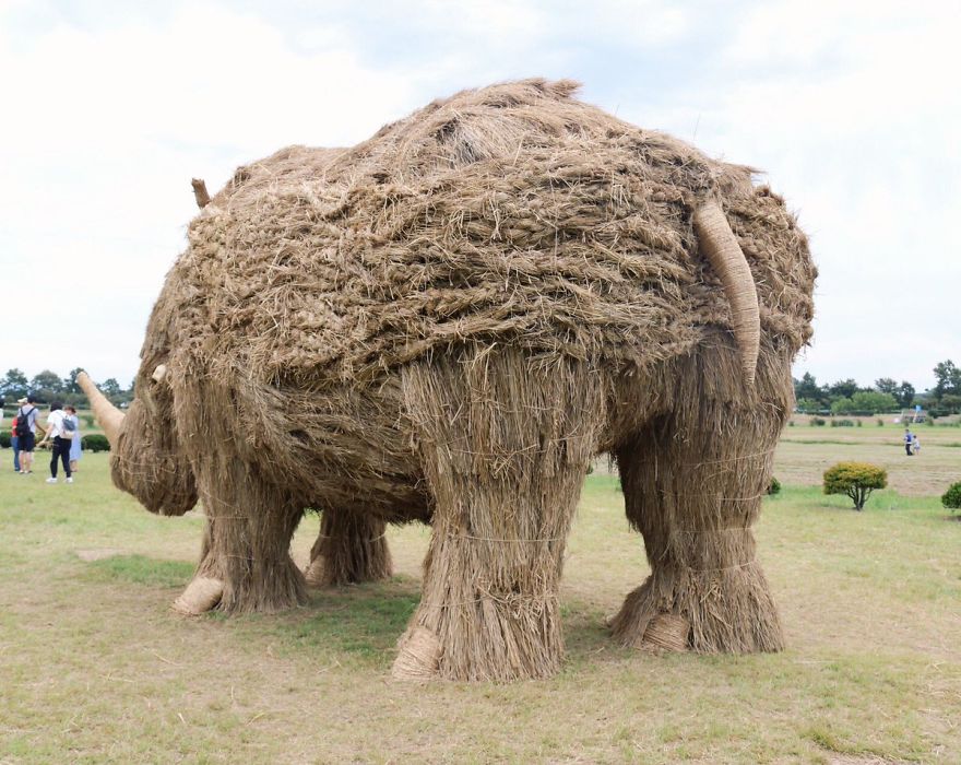 Giant Straw Animals Invade Japanese Fields After Rice Harvest And They Are Absolutely Badass Giant Straw Animals Invade Japanese Fields After Rice Harvest And They Are Absolutely Badass