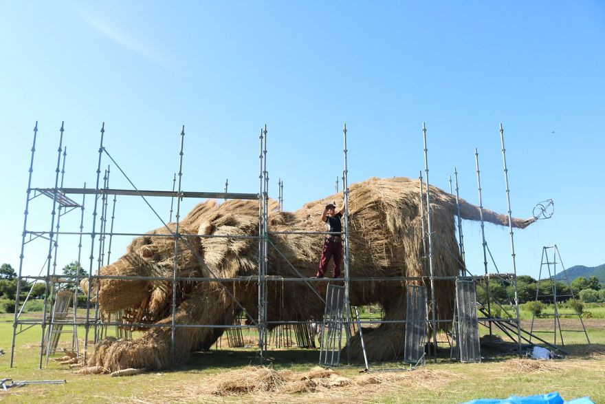 Giant Straw Animals Invade Japanese Fields After Rice Harvest And They Are Absolutely Badass Giant Straw Animals Invade Japanese Fields After Rice Harvest And They Are Absolutely Badass