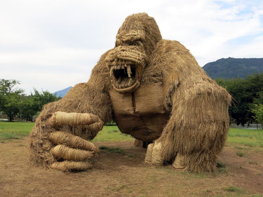 Giant Straw Animals Invade Japanese Fields After Rice Harvest And They Are Absolutely Badass Giant Straw Animals Invade Japanese Fields After Rice Harvest And They Are Absolutely Badass
