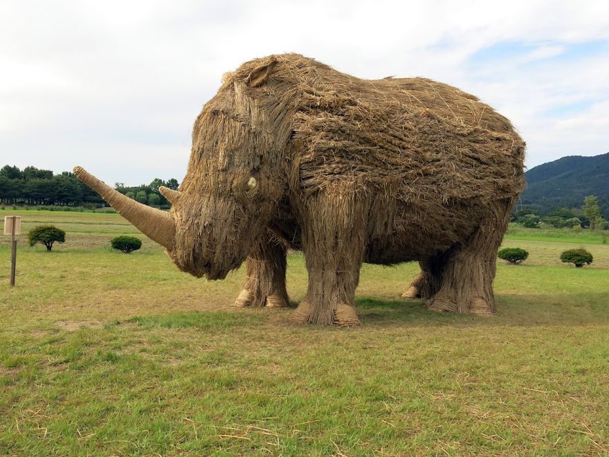 Giant Straw Animals Invade Japanese Fields After Rice Harvest And They Are Absolutely Badass Giant Straw Animals Invade Japanese Fields After Rice Harvest And They Are Absolutely Badass