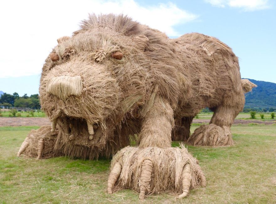 Giant Straw Animals Invade Japanese Fields After Rice Harvest And They Are Absolutely Badass Giant Straw Animals Invade Japanese Fields After Rice Harvest And They Are Absolutely Badass