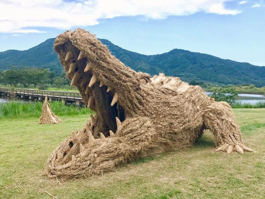 Giant Straw Animals Invade Japanese Fields After Rice Harvest And They Are Absolutely Badass Giant Straw Animals Invade Japanese Fields After Rice Harvest And They Are Absolutely Badass