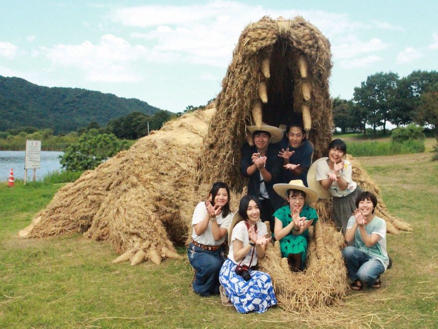 Giant Straw Animals Invade Japanese Fields After Rice Harvest And They Are Absolutely Badass Giant Straw Animals Invade Japanese Fields After Rice Harvest And They Are Absolutely Badass