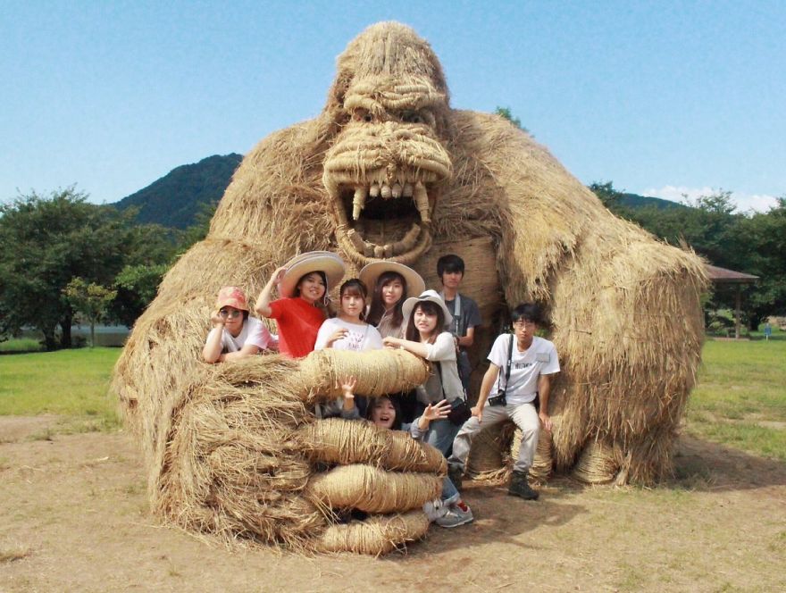 Giant Straw Animals Invade Japanese Fields After Rice Harvest And They Are Absolutely Badass Giant Straw Animals Invade Japanese Fields After Rice Harvest And They Are Absolutely Badass