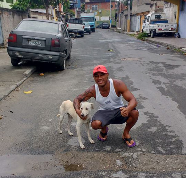 Guy’s Reaction To Stray Dog Peeing On His Back Enrages The Internet, But Things Take Unexpected Turn Guy’s Reaction To Stray Dog Peeing On His Back Enrages The Internet, But Things Take Unexpected Turn