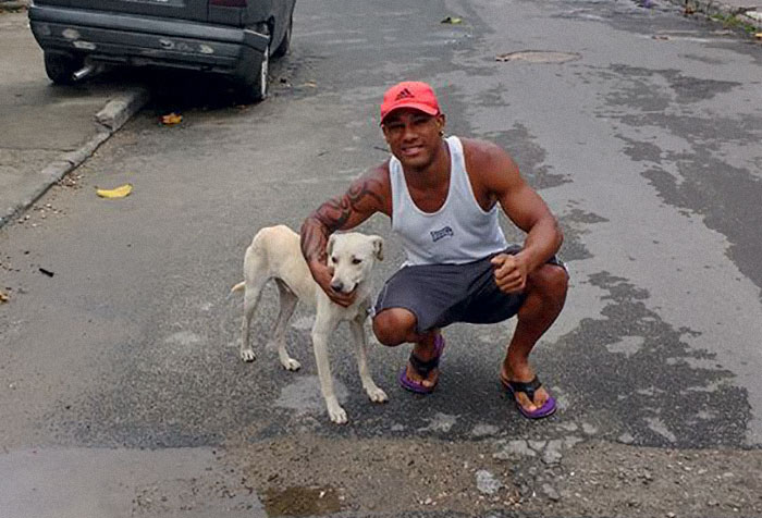 La reacción de este hombre cuando un perro callejero se meó sobre él enfurece a internet, pero todo cambió de forma inesperada