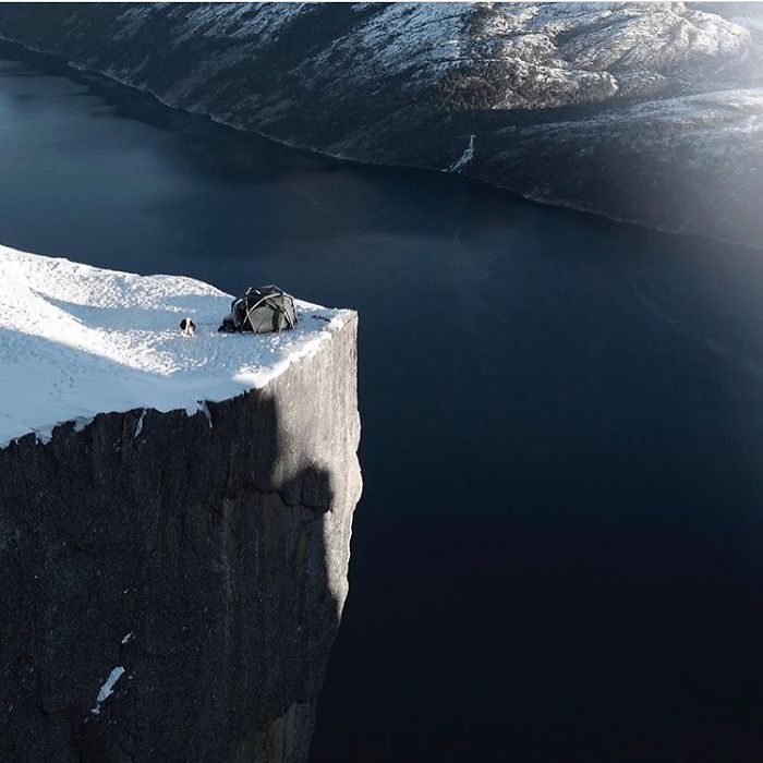 This Woman Has Fun On Instagram With Photos Of People Pretending To Sleep In The Middle Of Nowhere