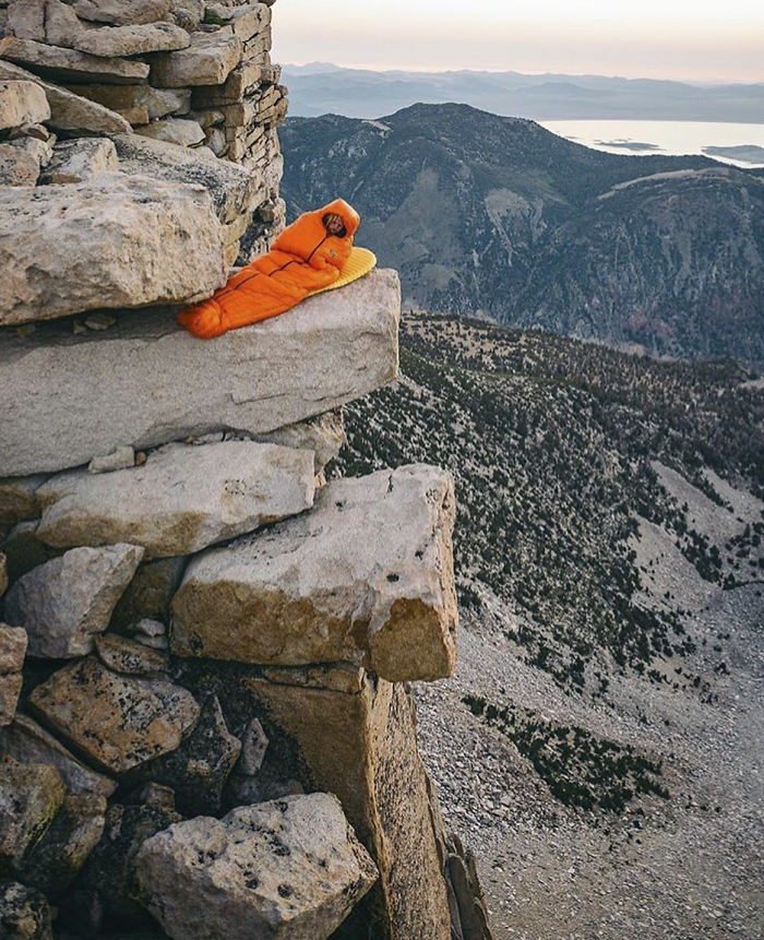 This Woman Has Fun On Instagram With Photos Of People Pretending To Sleep In The Middle Of Nowhere