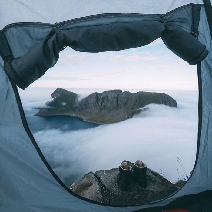 This Woman Has Fun On Instagram With Photos Of People Pretending To Sleep In The Middle Of Nowhere