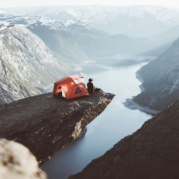 This Woman Has Fun On Instagram With Photos Of People Pretending To Sleep In The Middle Of Nowhere