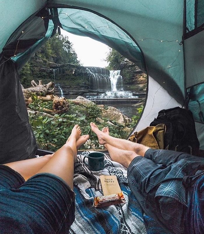 This Woman Has Fun On Instagram With Photos Of People Pretending To Sleep In The Middle Of Nowhere