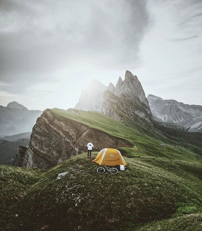 This Woman Has Fun On Instagram With Photos Of People Pretending To Sleep In The Middle Of Nowhere