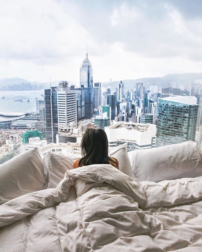 This Woman Has Fun On Instagram With Photos Of People Pretending To Sleep In The Middle Of Nowhere