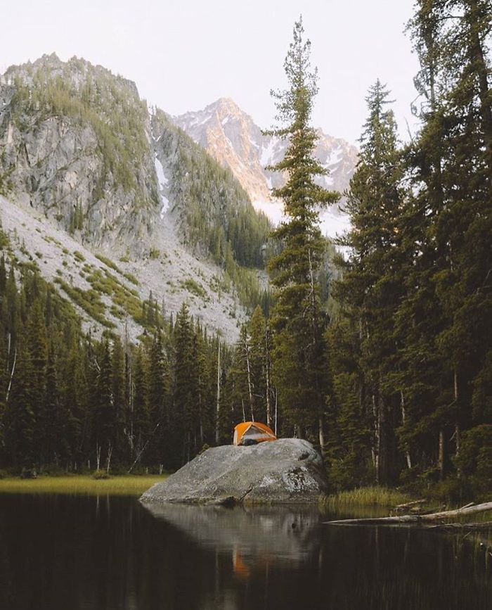 This Woman Has Fun On Instagram With Photos Of People Pretending To Sleep In The Middle Of Nowhere