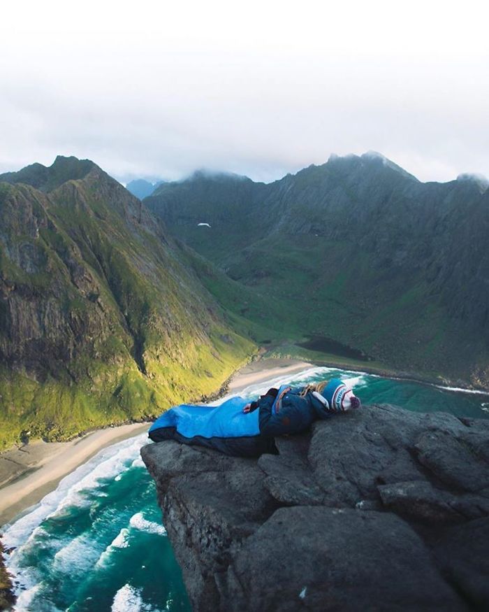 This Woman Has Fun On Instagram With Photos Of People Pretending To Sleep In The Middle Of Nowhere
