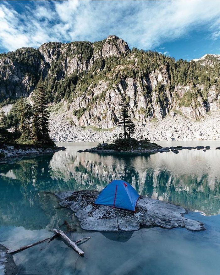 This Woman Has Fun On Instagram With Photos Of People Pretending To Sleep In The Middle Of Nowhere