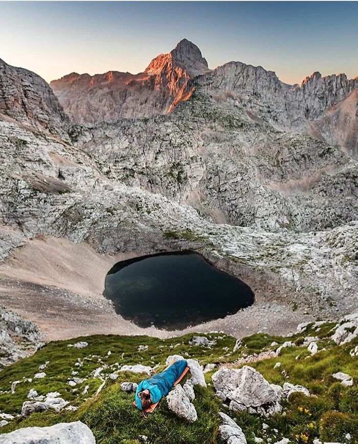 This Woman Has Fun On Instagram With Photos Of People Pretending To Sleep In The Middle Of Nowhere