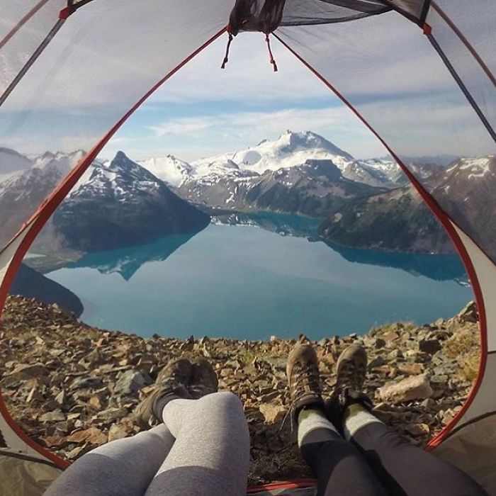 This Woman Has Fun On Instagram With Photos Of People Pretending To Sleep In The Middle Of Nowhere