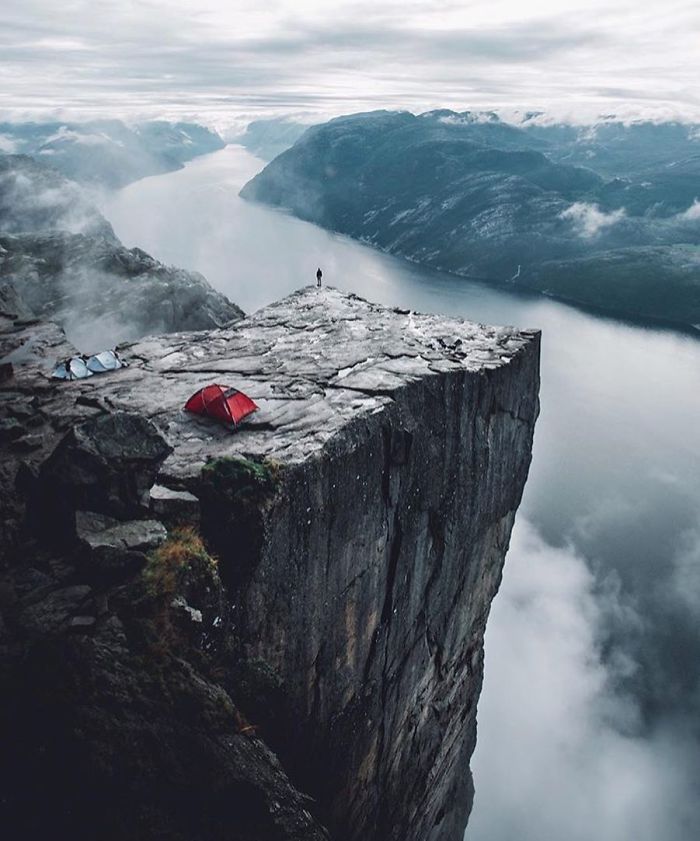 This Woman Has Fun On Instagram With Photos Of People Pretending To Sleep In The Middle Of Nowhere