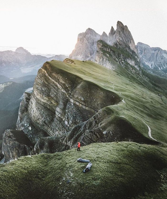 This Woman Has Fun On Instagram With Photos Of People Pretending To Sleep In The Middle Of Nowhere
