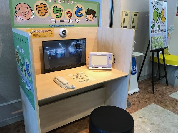 This Videophone At The Airport Lets You See People Off After They've Gone Through Security