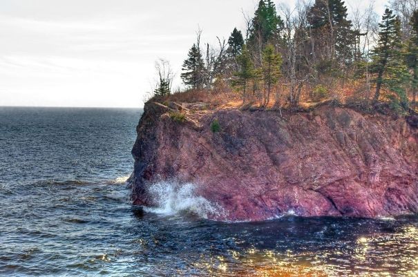 This Rock Formation In Tettegouche State Park, Minnesota Kinda Looks Like Medium Rare Steak
