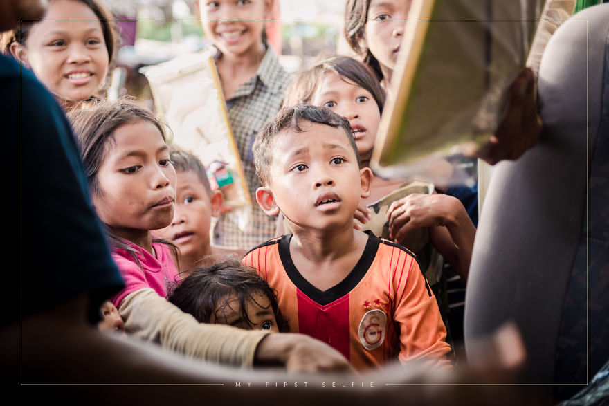 A Malaysian Photographer Gifts Villagers Their 1st Portrait Photo In Rural Cambodia