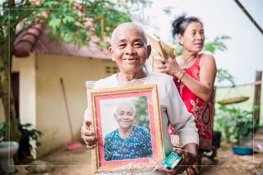 A Malaysian Photographer Gifts Villagers Their 1st Portrait Photo In Rural Cambodia A Malaysian Photographer Gifts Villagers Their 1st Portrait Photo In Rural Cambodia