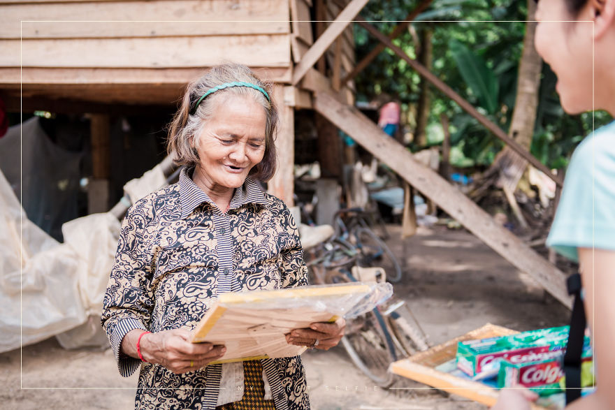 A Malaysian Photographer Gifts Villagers Their 1st Portrait Photo In Rural Cambodia