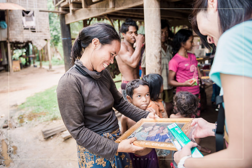 A Malaysian Photographer Gifts Villagers Their 1st Portrait Photo In Rural Cambodia A Malaysian Photographer Gifts Villagers Their 1st Portrait Photo In Rural Cambodia