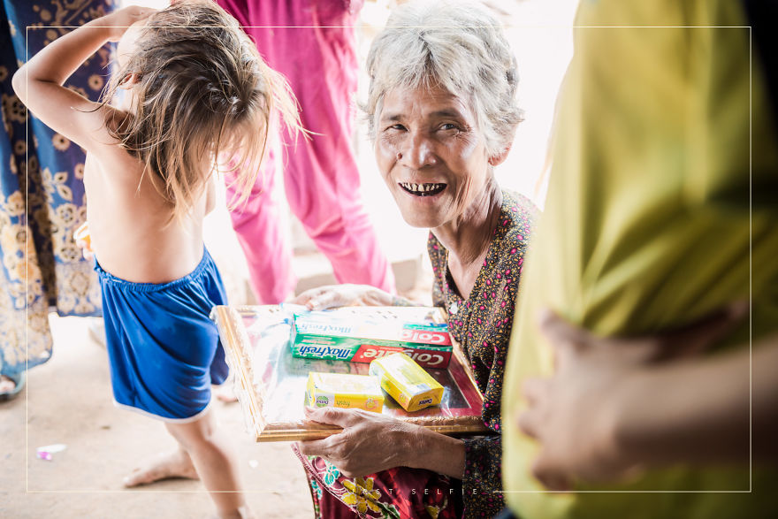 A Malaysian Photographer Gifts Villagers Their 1st Portrait Photo In Rural Cambodia