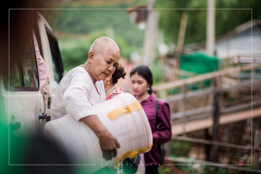 A Malaysian Photographer Gifts Villagers Their 1st Portrait Photo In Rural Cambodia