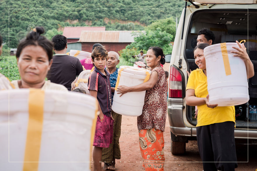 A Malaysian Photographer Gifts Villagers Their 1st Portrait Photo In Rural Cambodia A Malaysian Photographer Gifts Villagers Their 1st Portrait Photo In Rural Cambodia