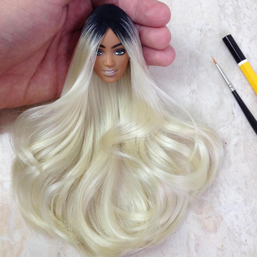 The brazilian Rafinha Silva, choosed the Barbie doll as his professional al...