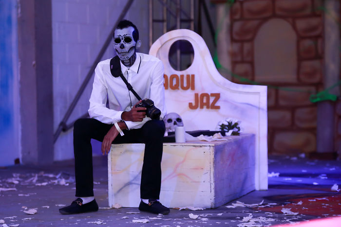 Al Vivo Todo Le Falta Y Al Muerto Todo Le Sobra!