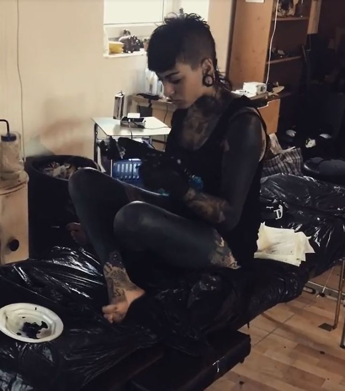 Tattoo Artist Gets Accused Of Racism For Tattooing Her Entire Body In Black Tattoo Artist Gets Accused Of Racism For Tattooing Her Entire Body In Black