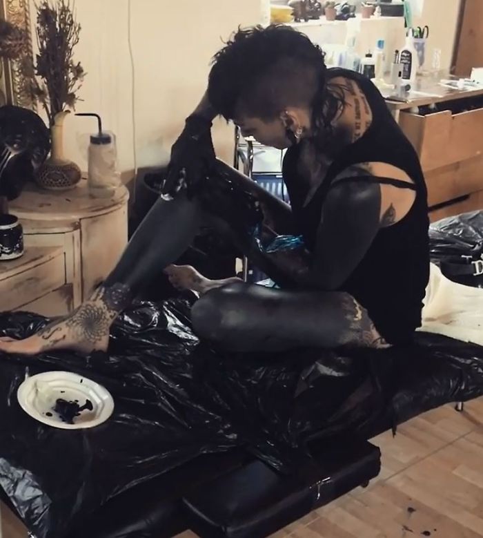 Tattoo Artist Gets Accused Of Racism For Tattooing Her Entire Body In Black Tattoo Artist Gets Accused Of Racism For Tattooing Her Entire Body In Black