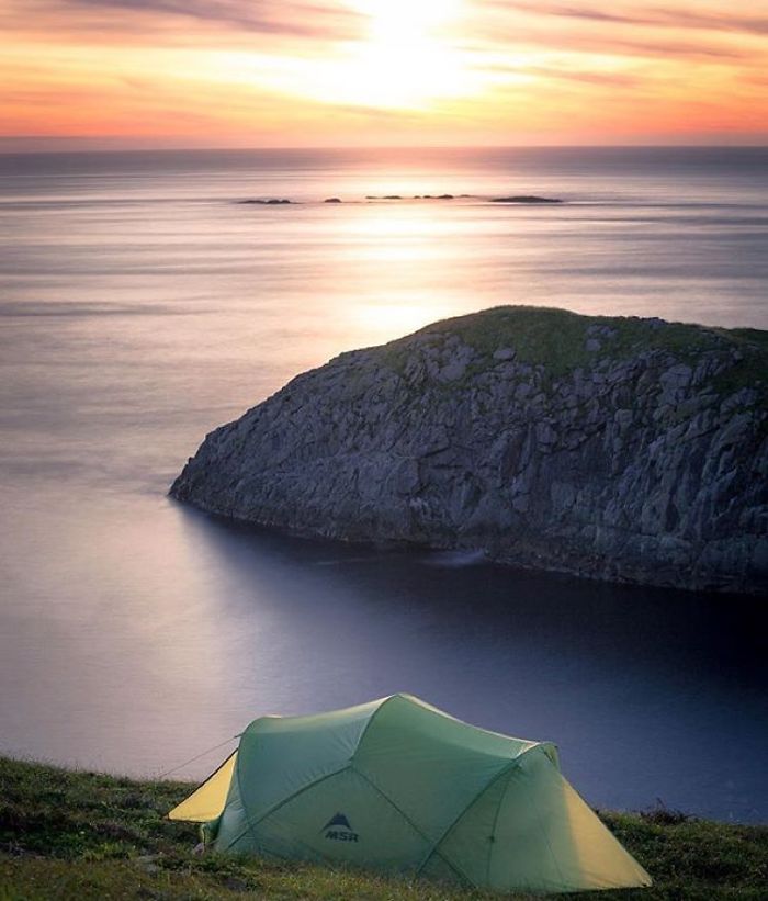 This Woman Has Fun On Instagram With Photos Of People Pretending To Sleep In The Middle Of Nowhere