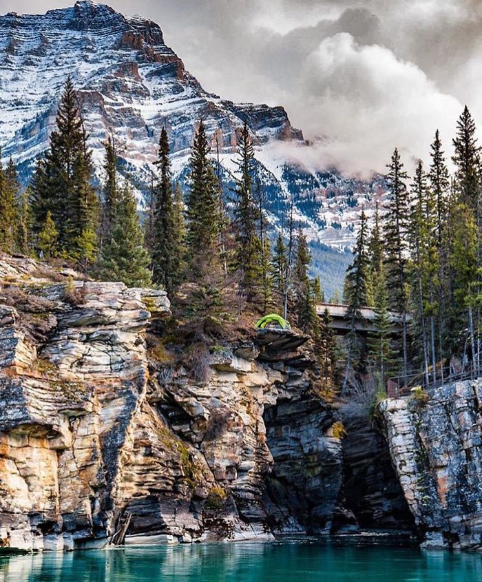 This Woman Has Fun On Instagram With Photos Of People Pretending To Sleep In The Middle Of Nowhere