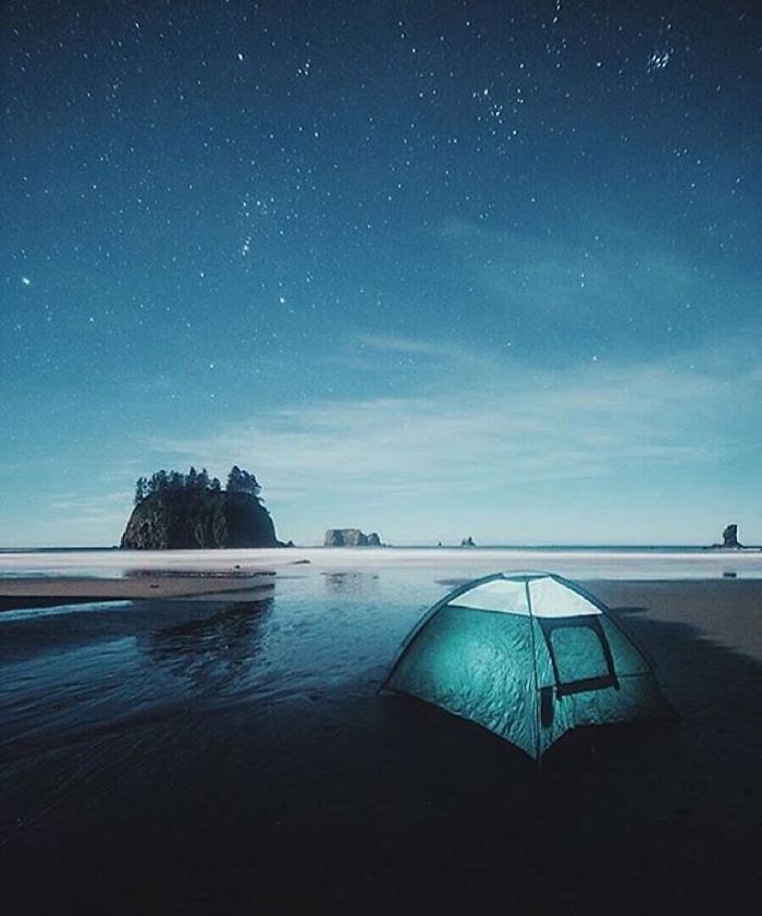 This Woman Has Fun On Instagram With Photos Of People Pretending To Sleep In The Middle Of Nowhere