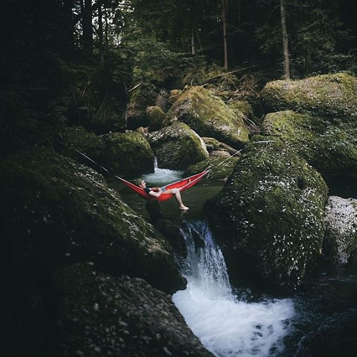 This Woman Has Fun On Instagram With Photos Of People Pretending To Sleep In The Middle Of Nowhere