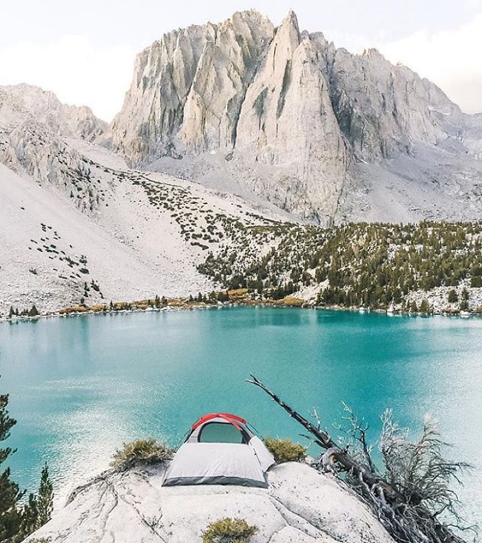 This Woman Has Fun On Instagram With Photos Of People Pretending To Sleep In The Middle Of Nowhere