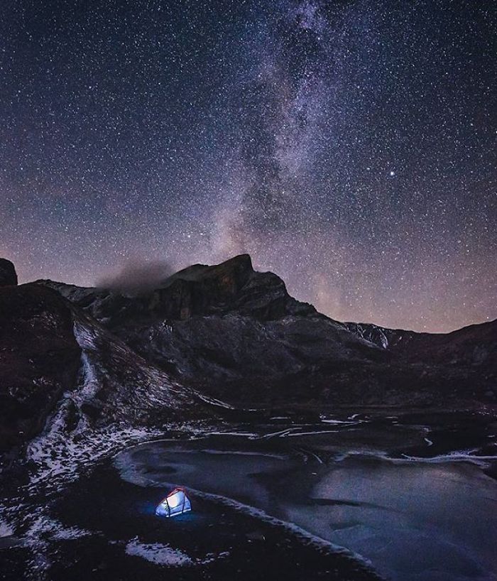 This Woman Has Fun On Instagram With Photos Of People Pretending To Sleep In The Middle Of Nowhere