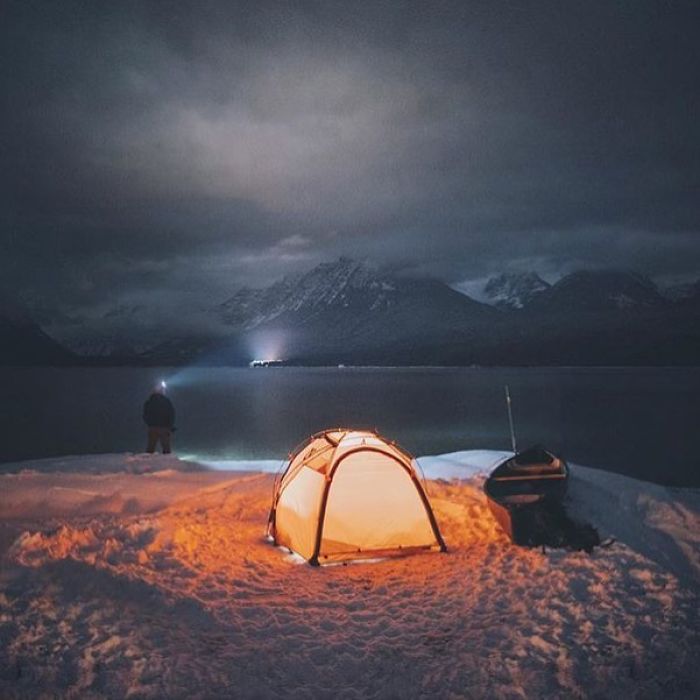 This Woman Has Fun On Instagram With Photos Of People Pretending To Sleep In The Middle Of Nowhere